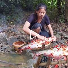 Survival in forest: Catch and cook big fish for food - Big fish grilled spicy chili for dinner